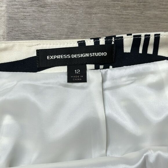 Express Design Studio High-Waist Skirt. Size 12. Lined skirt. - Picture 3 of 6